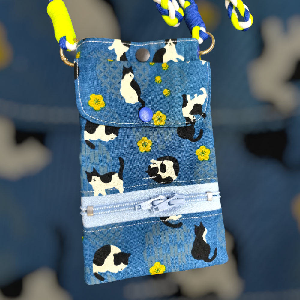 藍牛奶貓 Travel bag 可放電話 passport 紙幣 散銀