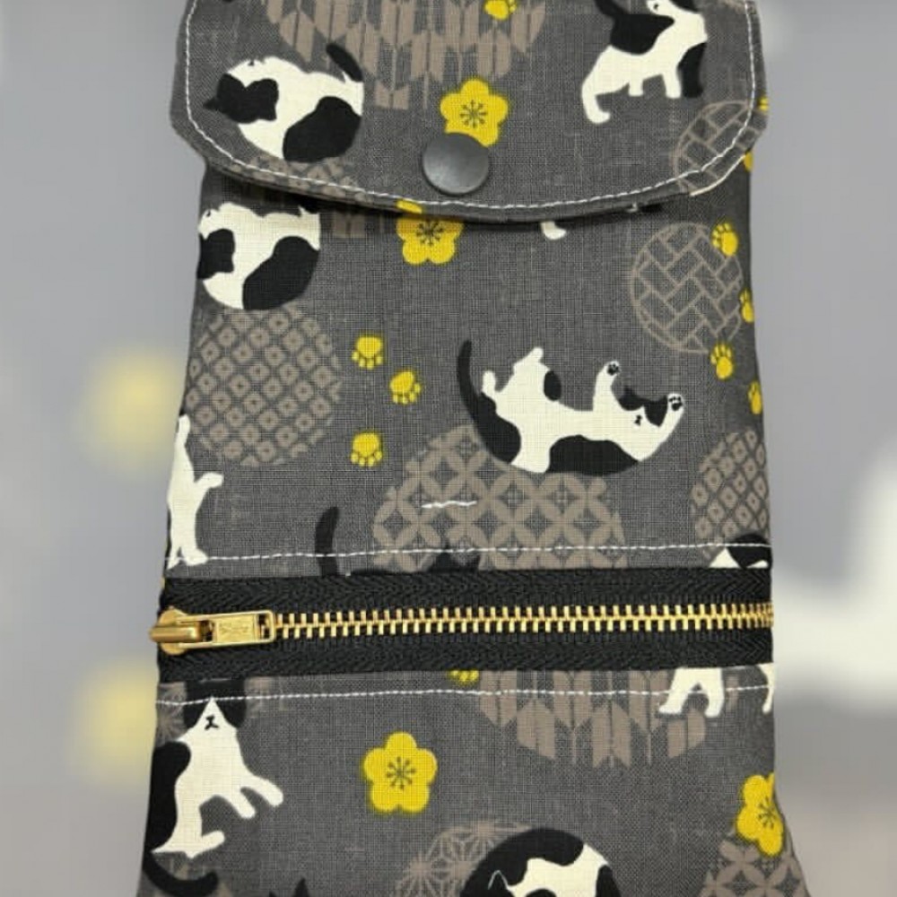 牛奶貓 Travel bag 可放電話 passport 紙幣 散銀